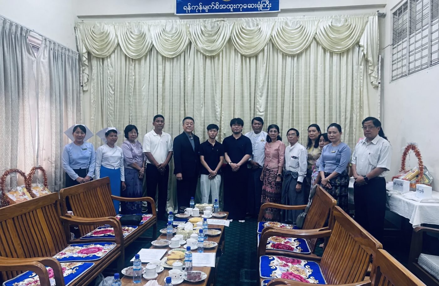 Group photo of donors, students and hospital staff